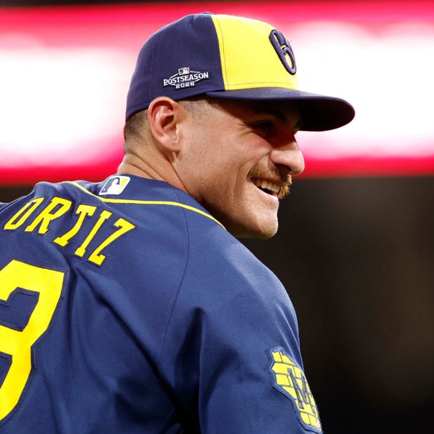 Joey Ortiz, tercera base de los Milwaukee Brewers